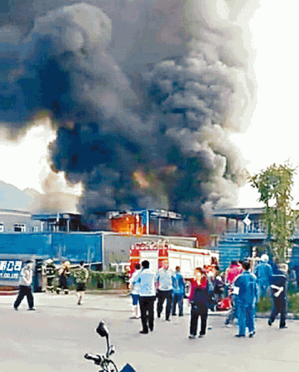 ■爆炸現場濃煙沖天。 ■爆炸現場濃煙沖天。
