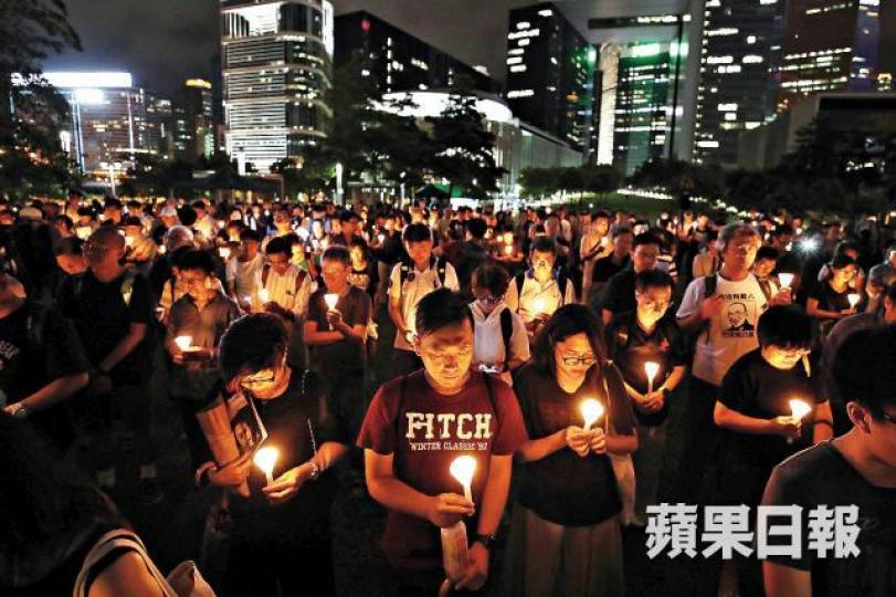 ■數百人昨晚在添馬公園手持蠟燭悼念劉曉波。謝榮耀攝■與會者逐一向劉曉波銅像獻花。■遊行人士在中聯辦外默哀。李家皓攝 ■數百人昨晚在添馬公園手持蠟燭悼念劉曉波。謝榮耀攝■與會者逐一向劉曉波銅像獻花。■遊行人士在中聯辦外默哀。李家皓攝