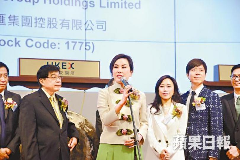 ■精英匯主席梁賀琪(左)及伍詠薇哥哥伍經衡(右)昨出席上市儀式。■遵理導師林溢欣(左)與Ben Sir合照。 ■精英匯主席梁賀琪(左)及伍詠薇哥哥伍經衡(右)昨出席上市儀式。■遵理導師林溢欣(左)與Ben Sir合照。
