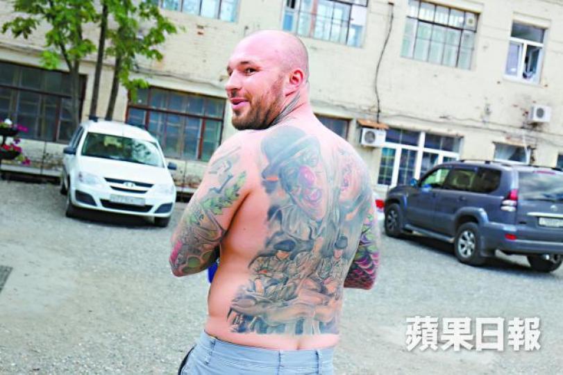 ■俄羅斯流氓幫派首領Sergi背部刺上電影《發條橙》劇照。禤家民攝■俄羅斯互射12碼不敵克羅地亞,於世盃8強止步。 ■俄羅斯流氓幫派首領Sergi背部刺上電影《發條橙》劇照。禤家民攝■俄羅斯互射12碼不敵克羅地亞,於世盃8強止步。