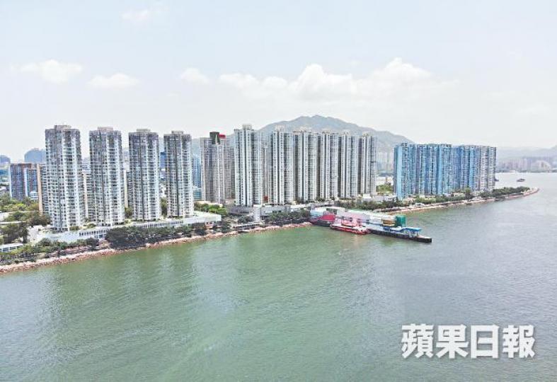 ■在基建效應下,屯門南的樓價近兩年急升。■屯門至赤鱲角連接路海上路段的工程進度緩慢,項目最快2020年完工。譚德潤攝 ■在基建效應下,屯門南的樓價近兩年急升。■屯門至赤鱲角連接路海上路段的工程進度緩慢,項目最快2020年完工。譚德潤攝