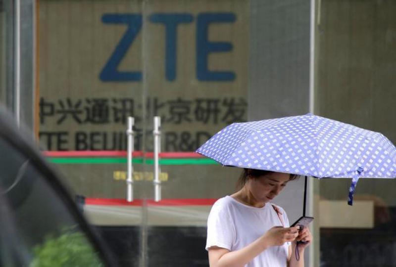 ■中興通訊昨發出盈警,稱由於早前經營活動無法進行導致經營損失及撥備,料上半年出現巨虧。資料圖片 ■中興通訊昨發出盈警,稱由於早前經營活動無法進行導致經營損失及撥備,料上半年出現巨虧。資料圖片