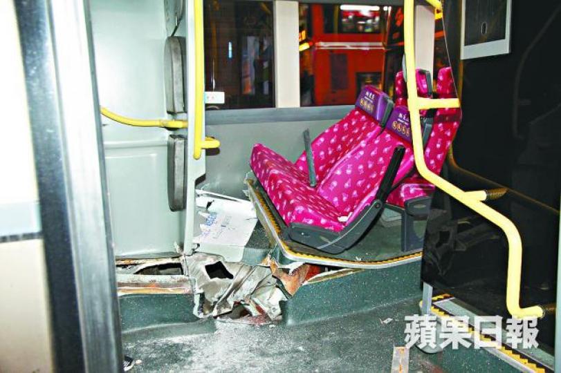 ■巴士車底石屎柱撞穿,關愛座遭撞歪。溫瑞麟攝 ■巴士車底石屎柱撞穿,關愛座遭撞歪。溫瑞麟攝