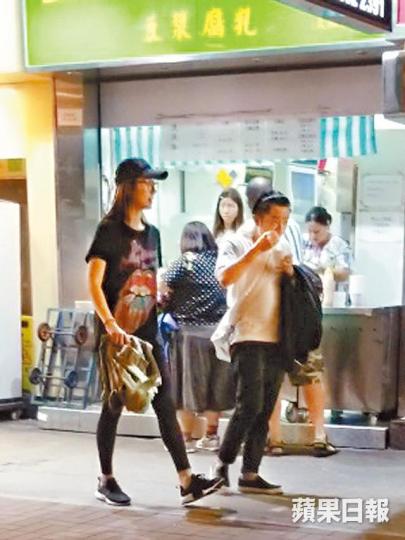 ■王祖藍與李亞男日前被影到齊齊「掃街」,當時見亞男已經「就住食」。 ■王祖藍與李亞男日前被影到齊齊「掃街」,當時見亞男已經「就住食」。