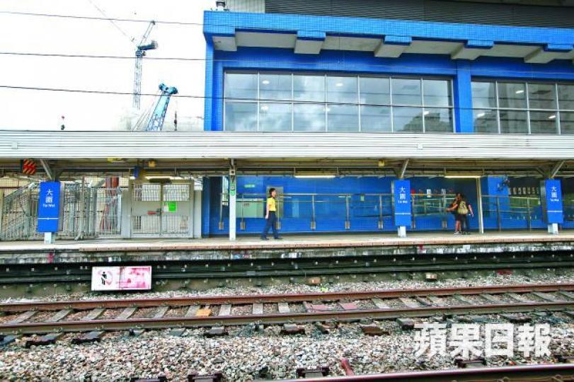 ■大圍站往紅磡方向月台末端及附近架空電纜杆沉降21毫米,該站物業項目雖暫停相關地基工程。馬泉崇攝 ■大圍站往紅磡方向月台末端及附近架空電纜杆沉降21毫米,該站物業項目雖暫停相關地基工程。馬泉崇攝