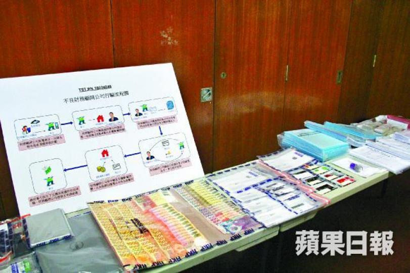 ■警方昨展示撿獲的現金、蘋果禮品卡及信用卡等證物。文兆麟攝 ■警方昨展示撿獲的現金、蘋果禮品卡及信用卡等證物。文兆麟攝