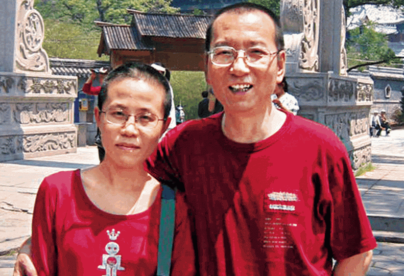 ■劉霞帶着亡夫穿過的紅衣赴德,只為懷念曉波。互聯網■內地有父子檔帶同空椅,在江邊舉起象徵「抗爭、自由、希望」的三指遙祭曉波。互聯網■廖天琪指劉霞多次表達對港人的感謝。何家達攝 ■劉霞帶着亡夫穿過的紅衣赴德,只為懷念曉波。互聯網■內地有父子檔帶同空椅,在江邊舉起象徵「抗爭、自由、希望」的三指遙祭曉波。互聯網■廖天琪指劉霞多次表達對港人的感謝。何家達攝