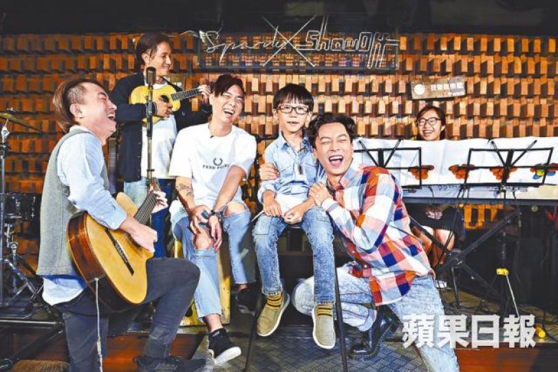 ■唱畢《小伙子》後,Sunny(右二)攬着緊張不已的小fans翟漢廷合照。攝影:陳俊強■Supper Moment之後又與小歌迷翟凱澄(左)再jam《有你有我》。 ■唱畢《小伙子》後,Sunny(右二)攬着緊張不已的小fans翟漢廷合照。攝影:陳俊強■Supper Moment之後又與小歌迷翟凱澄(左)再jam《有你有我》。