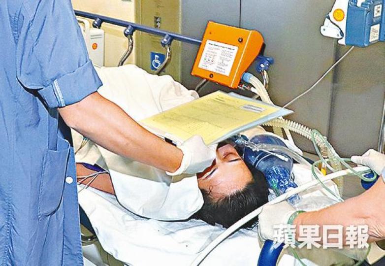 ■遇溺女子送院搶救,情況危殆。謝志輝攝 ■遇溺女子送院搶救,情況危殆。謝志輝攝