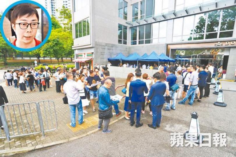 ■珀玥準買家昨在售樓處外排隊,陳先生(圓圖)稱買樓「留畀小朋友自住」。 ■珀玥準買家昨在售樓處外排隊,陳先生(圓圖)稱買樓「留畀小朋友自住」。