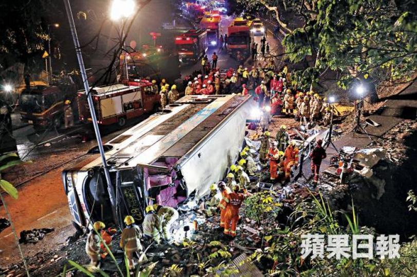 ■今年2月大埔公路發生19死九巴車禍,黑盒生產商指九巴沒儲存司機踩油及煞車資料。資料圖片肇事司機陳浩明■獨立檢討委員會主席倫明高法官。 ■今年2月大埔公路發生19死九巴車禍,黑盒生產商指九巴沒儲存司機踩油及煞車資料。資料圖片肇事司機陳浩明■獨立檢討委員會主席倫明高法官。