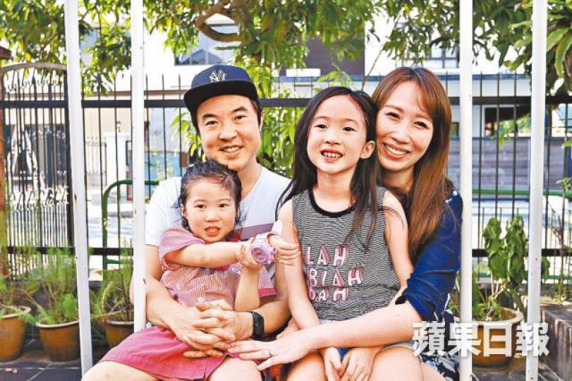 ■Kristin一家四口空閒時愛到附近公園遊玩。■Kristin月花近1.2萬港元在大女兒的興趣班上。■Lauren最喜歡做體操,一有時間就會練習。 ■Kristin一家四口空閒時愛到附近公園遊玩。■Kristin月花近1.2萬港元在大女兒的興趣班上。■Lauren最喜歡做體操,一有時間就會練習。