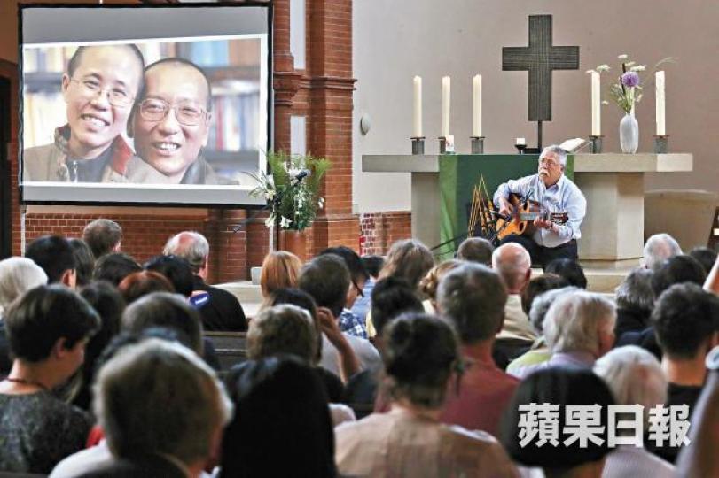 ■前東德音樂人沃爾夫比爾曼追思劉曉波。 何家達攝■19歲女生Isabel Schrodka獻唱二戰時的猶太歌曲《Donna Donna》。何家達攝■在德留學的港人Bernard及Bonnie,來到客西馬尼教堂參與追思會。何家達攝 ■前東德音樂人沃爾夫比爾曼追思劉曉波。 何家達攝■19歲女生Isabel Schrodka獻唱二戰時的猶太歌曲《Donna Donna》。何家達攝■在德留學的港人Bernard及Bonnie,來到客西馬尼教堂參與追思會。何家達攝