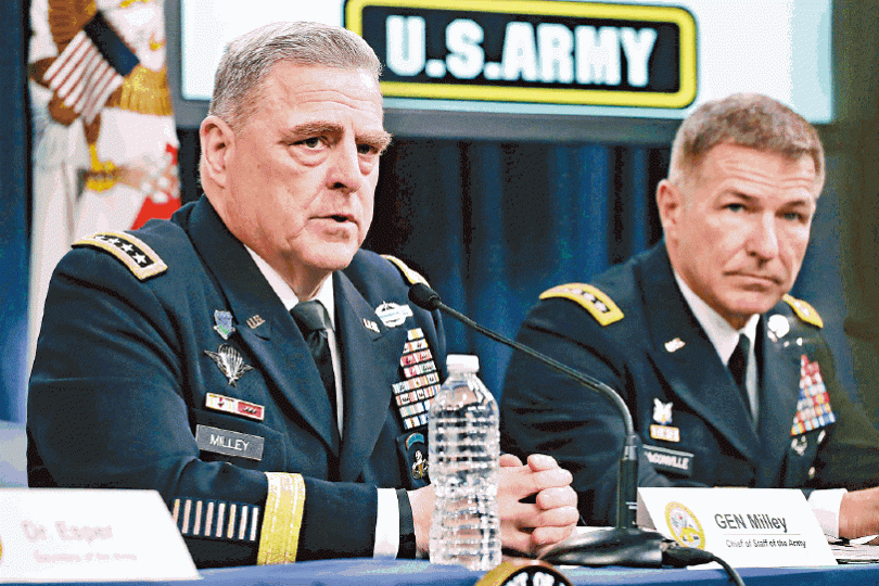 ■美國陸軍參謀長米萊(左)出席成立「未來作戰司令部」記者會。 ■美國陸軍參謀長米萊(左)出席成立「未來作戰司令部」記者會。