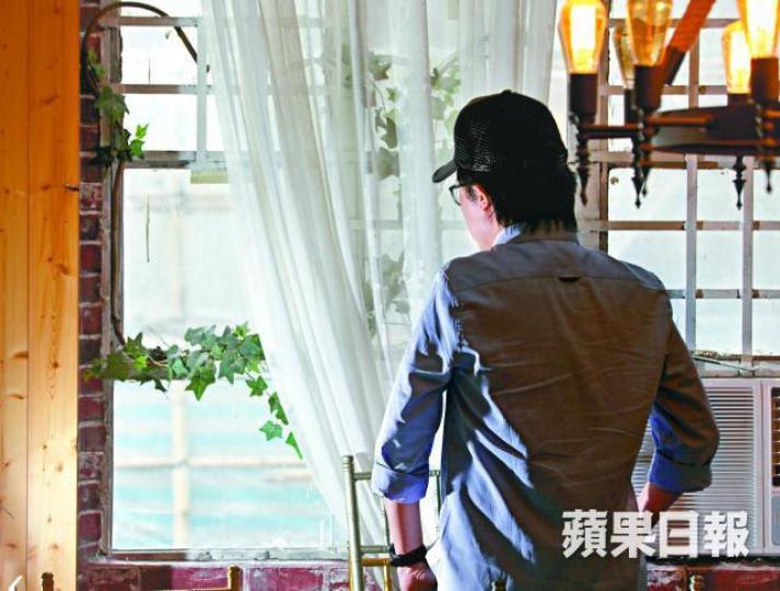■Middle的facebook專頁累積超過九十萬like,讀者遍佈香港、澳門、台灣、星馬等地。李家皓攝■至今Middle出版過五本散文集和五本小說。■Middle的寫作手法近年在社交媒體上蔚然成風,文句以大量標點符號隔開,以分行形式列出,再配上人物或風景圖片,形成一篇深情動人的人生語錄。互聯網■一年一度的香港書展即將舉行,主辦單位早前已公佈今年的年度主題為「愛情文學」,並將介紹十位香港作家。 ■Middle的facebook專頁累積超過九十萬like,讀者遍佈香港、澳門、台灣、星馬等地。李家皓攝■至今Middle出版過五本散文集和五本小說。■Middle的寫作手法近年在社交媒體上蔚然成風,文句以大量標點符號隔開,以分行形式列出,再配上人物或風景圖片,形成一篇深情動人的人生語錄。互聯網■一年一度的香港書展即將舉行,主辦單位早前已公佈今年的年度主題為「愛情文學」,並將介紹十位香港作家。