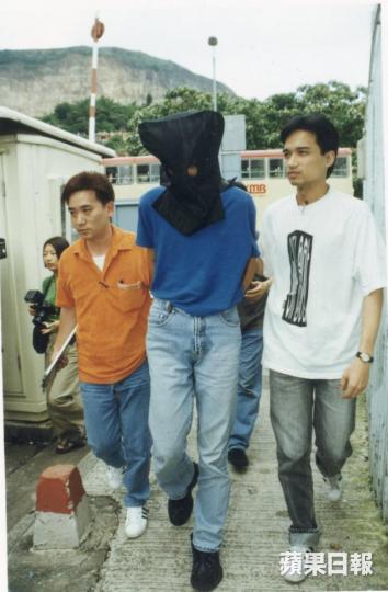 ■警員當年將秀茂坪殺人燒屍案疑兇押走調查。資料圖片 ■警員當年將秀茂坪殺人燒屍案疑兇押走調查。資料圖片