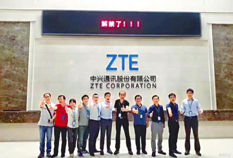 ■中興通訊獲美國解禁,員工豎起拇指合照。■中興通訊在官方微博發文:「滿懷信心再出發」。■受美國制裁影響,中興通訊手機生意幾遭滅頂。資料圖片■中興通訊的業務遍及全球。 ■中興通訊獲美國解禁,員工豎起拇指合照。■中興通訊在官方微博發文:「滿懷信心再出發」。■受美國制裁影響,中興通訊手機生意幾遭滅頂。資料圖片■中興通訊的業務遍及全球。