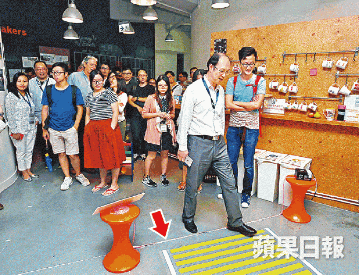 ■組織在街道實驗分享會上展示馬路LED燈條(箭嘴示)。黃耀興攝■實驗包括在學校附近加設遊戲,吸引兒童多步行。 ■組織在街道實驗分享會上展示馬路LED燈條(箭嘴示)。黃耀興攝■實驗包括在學校附近加設遊戲,吸引兒童多步行。