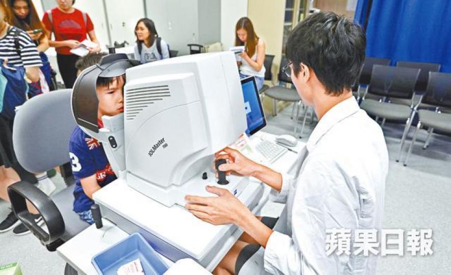 ■中大醫學院與賽馬會資助3萬名6歲至8歲兒童免費驗眼。張志華攝 ■中大醫學院與賽馬會資助3萬名6歲至8歲兒童免費驗眼。張志華攝
