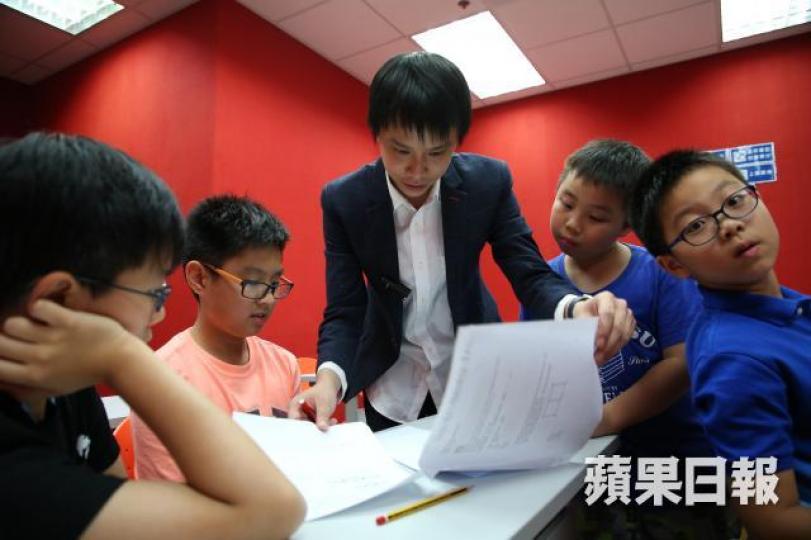 ■香港學生對新加坡數學卷感到陌生。 ■香港學生對新加坡數學卷感到陌生。