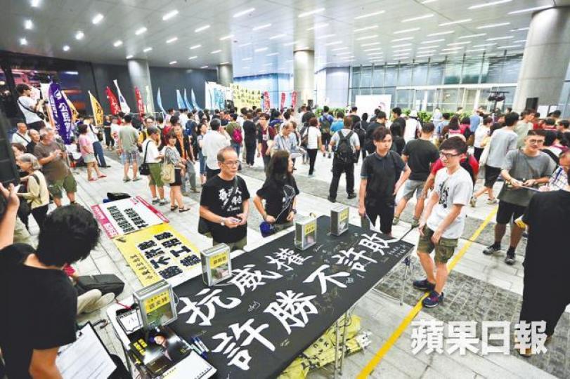 ■民主派昨在立法會示威區舉行反DQ一周年集會。何頴賢攝■今年初立會港島區補選中被DQ參選資格的周庭昨亦有出席集會。劉小麗 ■民主派昨在立法會示威區舉行反DQ一周年集會。何頴賢攝■今年初立會港島區補選中被DQ參選資格的周庭昨亦有出席集會。劉小麗