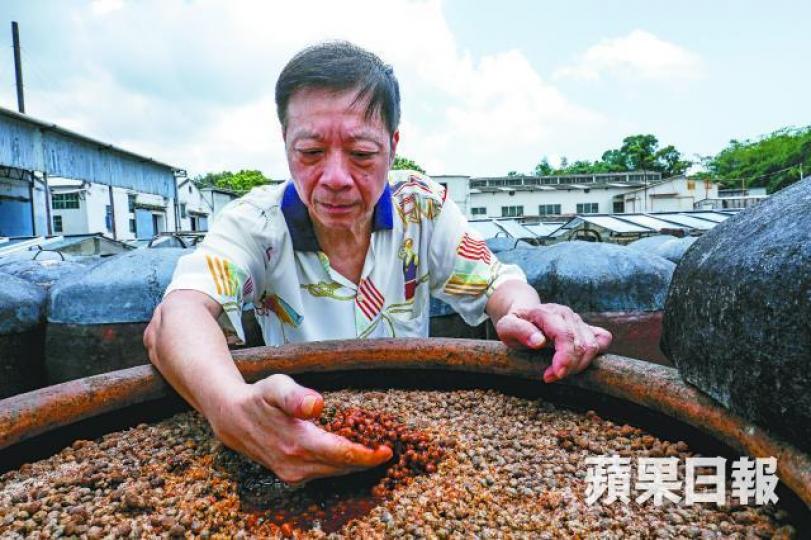 黃國輝迄今六十有七,仍然事事親力親為,滿有魄力。醬油缸是九龍醬園的命脈,個個均是古董,只餘下眼前百餘個,買少見少。1917年,黃和甫(即黃國輝的爺爺)創立了「美珍醬油菓子廠」,至今歷經百載。此等傳統醬缸,白天吸收,晚上則散氣呼吸,為豉油創造獨特的風韻。舊時醬園設在九龍城。打仗時被日本仔勒令改名,信手拈來「九龍」一字,九龍醬園因而得名。此「美珍」牌匾由開廠至今,保留完好。黃國輝多年堅持生曬,他相信,陽光是分解黃豆內的胺基酸最天然最乾淨的方法。發酵和生曬前,要先烚熟黃豆。九龍醬園的醬房。做豉油工序繁 黃國輝迄今六十有七,仍然事事親力親為,滿有魄力。醬油缸是九龍醬園的命脈,個個均是古董,只餘下眼前百餘個,買少見少。1917年,黃和甫(即黃國輝的爺爺)創立了「美珍醬油菓子廠」,至今歷經百載。此等傳統醬缸,白天吸收,晚上則散氣呼吸,為豉油創造獨特的風韻。舊時醬園設在九龍城。打仗時被日本仔勒令改名,信手拈來「九龍」一字,九龍醬園因而得名。此「美珍」牌匾由開廠至今,保留完好。黃國輝多年堅持生曬,他相信,陽光是分解黃豆內的胺基酸最天然最乾淨的方法。發酵和生曬前,要先烚熟黃豆。九龍醬園的醬房。做豉油工序繁