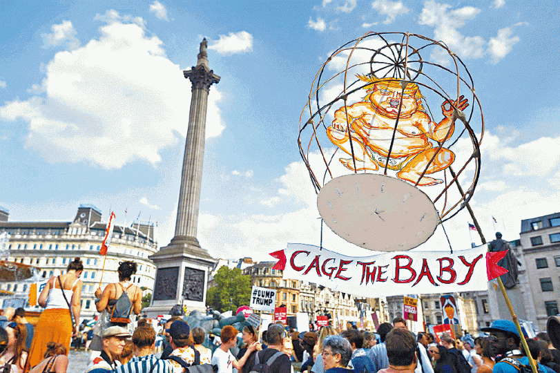 ■倫敦示威者把「特朗普BB」氣球放上天空。 ■倫敦示威者把「特朗普BB」氣球放上天空。