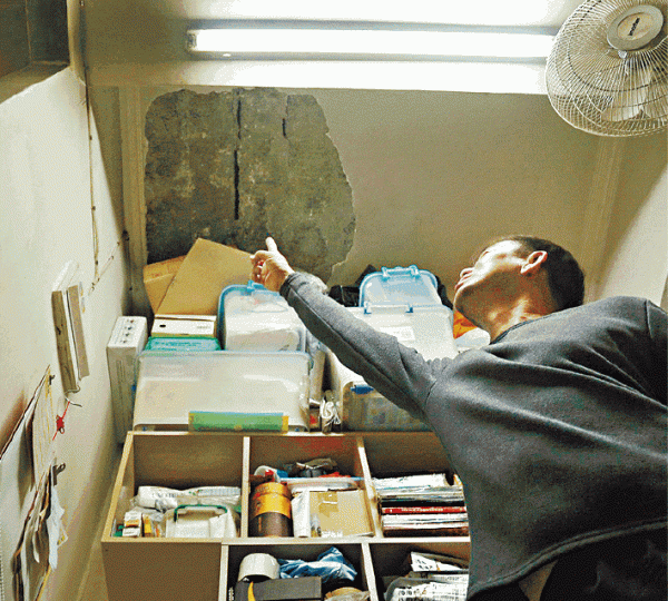 ■張先生居住的劏房有鋼筋外露情況。關注基層住屋聯席提供圖片 ■張先生居住的劏房有鋼筋外露情況。關注基層住屋聯席提供圖片