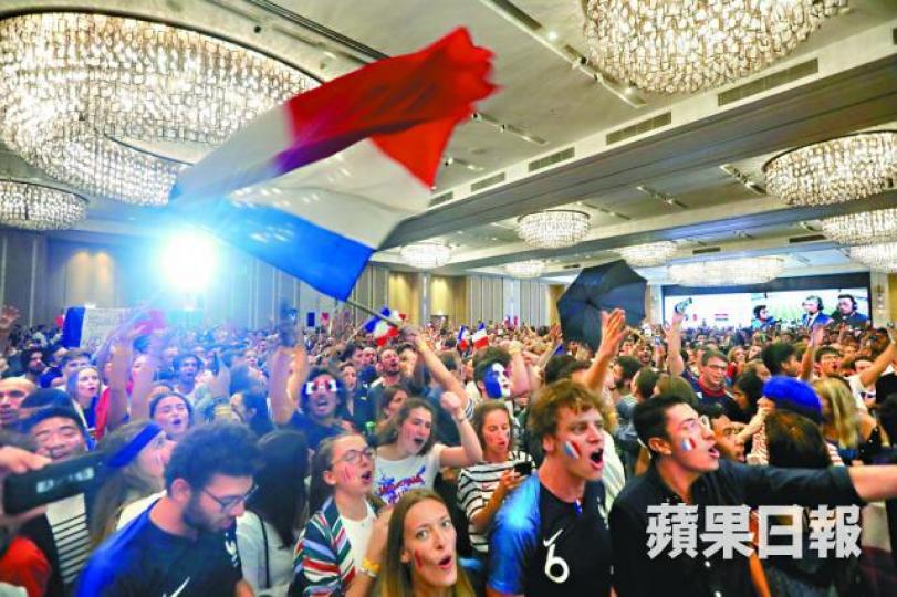■近400名居港法國人在酒店觀看比賽支持家鄉,氣氛熱烈。朱永倫攝 ■近400名居港法國人在酒店觀看比賽支持家鄉,氣氛熱烈。朱永倫攝