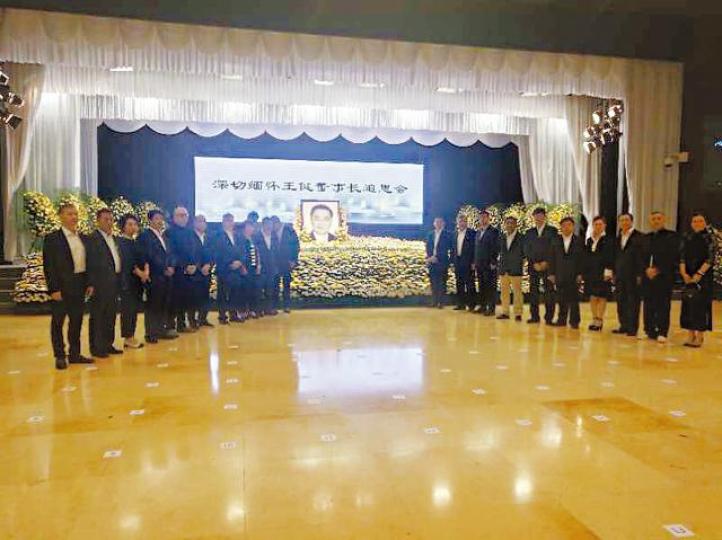 ■海航為王健舉行的追思會佈置簡約,未見靈柩。■早前有人在意外現場擺放花及石頭悼念。王健 ■海航為王健舉行的追思會佈置簡約,未見靈柩。■早前有人在意外現場擺放花及石頭悼念。王健