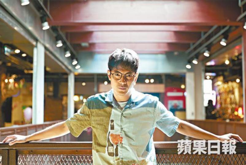 ■陸駿光在娛圈浮浮沉沉多年,曾遇上無數失意日子,現終能在ViuTV劇中再度擔正。■陸駿光在13年的集會上,飾演「港版半澤直樹」,嘲諷政府無能。資料圖片■陸駿光在無綫長達9年,但發揮空間甚少,只能演出主角背後的路人甲。劇照■陸駿光與太太Sherraina在15年結婚,他非常感激對方一直以來的支持。資料圖片 ■陸駿光在娛圈浮浮沉沉多年,曾遇上無數失意日子,現終能在ViuTV劇中再度擔正。■陸駿光在13年的集會上,飾演「港版半澤直樹」,嘲諷政府無能。資料圖片■陸駿光在無綫長達9年,但發揮空間甚少,只能演出主角背後的路人甲。劇照■陸駿光與太太Sherraina在15年結婚,他非常感激對方一直以來的支持。資料圖片
