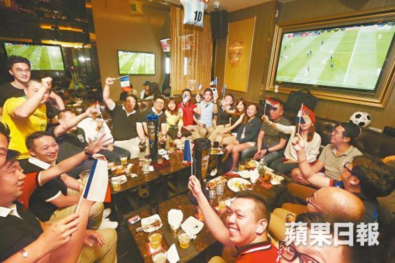 ■世盃決賽昨晚上演,不少球迷前往酒吧觀戰。王子俊攝 ■世盃決賽昨晚上演,不少球迷前往酒吧觀戰。王子俊攝