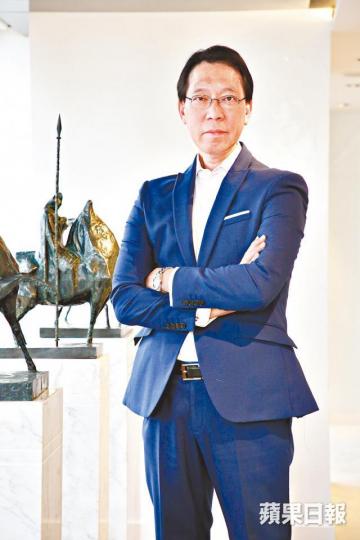 ■尹焰強認為,老闆識分辨下屬是擦鞋仔定幫到手,所以打工仔要講真話,做實事。晉平安攝■尹焰強(右)在東亞打工廿載,做大掌櫃,讚舊老闆李國寶「有嗰句講嗰句」。資料圖片■2009年尹焰強(中)轉往瑞房打工,曾與羅康瑞及朱玲玲伉儷合照。受訪者提供■尹焰強離開東亞時,獲李國寶送贈原子筆及墨水筆作留念。 ■尹焰強認為,老闆識分辨下屬是擦鞋仔定幫到手,所以打工仔要講真話,做實事。晉平安攝■尹焰強(右)在東亞打工廿載,做大掌櫃,讚舊老闆李國寶「有嗰句講嗰句」。資料圖片■2009年尹焰強(中)轉往瑞房打工,曾與羅康瑞及朱玲玲伉儷合照。受訪者提供■尹焰強離開東亞時,獲李國寶送贈原子筆及墨水筆作留念。