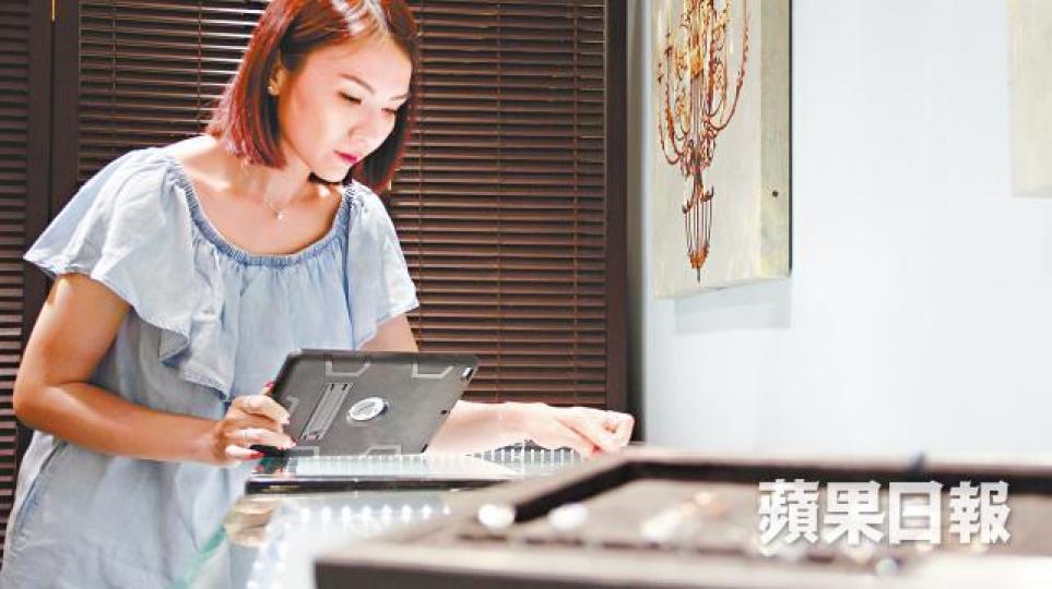 ■仿鑽首飾生意由網店做到樓上舖,陳樂榣說凡事也要親力親為。周子惇攝■2007年陳樂榣、甄詠珊、石詠莉組成性感女子組合Freeze,由於亦是整容公司代言人,外界稱為整容三嬌。 ■仿鑽首飾生意由網店做到樓上舖,陳樂榣說凡事也要親力親為。周子惇攝■2007年陳樂榣、甄詠珊、石詠莉組成性感女子組合Freeze,由於亦是整容公司代言人,外界稱為整容三嬌。