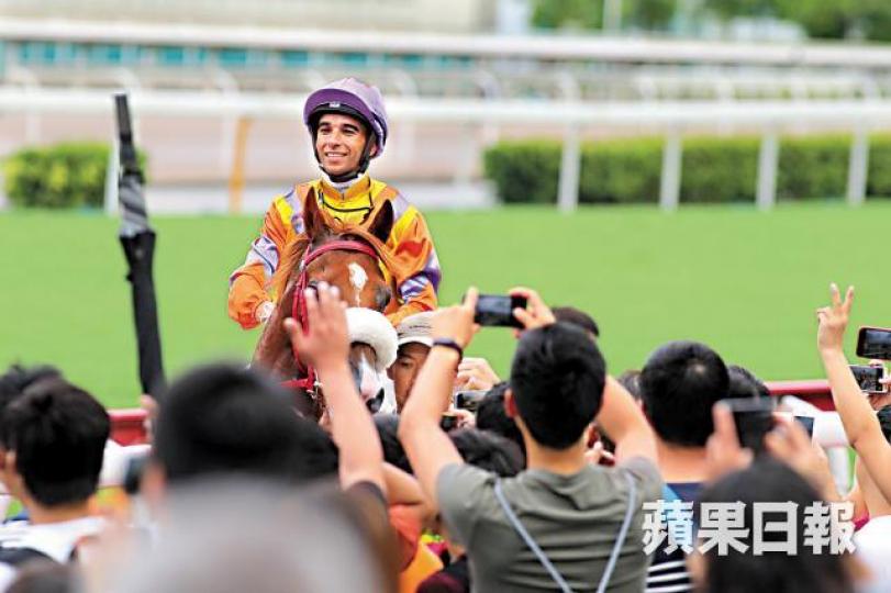 ■昨日贏得三場頭馬的莫雷拉向馬迷道別。譚日華攝■「雷神」粉絲陳先生特意畫了莫雷拉策騎英姿送給偶像。 ■昨日贏得三場頭馬的莫雷拉向馬迷道別。譚日華攝■「雷神」粉絲陳先生特意畫了莫雷拉策騎英姿送給偶像。