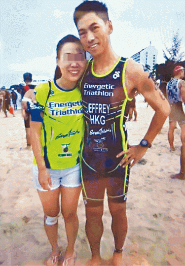 ■失蹤港男袁志遠與妻子曾經組隊參與三項鐵人賽。■其中一名華裔參賽者Kelvin(左圖)遇溺,經送院搶救不治。互聯網■三項鐵人賽當日海面非常大浪,但游泳項目仍如常舉行。互聯網 ■失蹤港男袁志遠與妻子曾經組隊參與三項鐵人賽。■其中一名華裔參賽者Kelvin(左圖)遇溺,經送院搶救不治。互聯網■三項鐵人賽當日海面非常大浪,但游泳項目仍如常舉行。互聯網