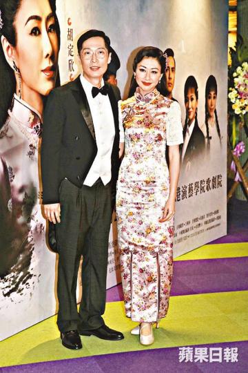 ■馬浚偉和胡定欣昨演出《偶然.徐志摩》最後一場,兩人都依依不捨。 ■馬浚偉和胡定欣昨演出《偶然.徐志摩》最後一場,兩人都依依不捨。