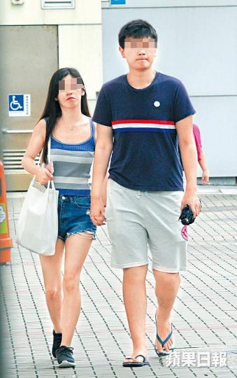 ■與阿勇分道揚鑣後,Coco即與阿杰十指緊扣。莊建鑫攝■根據WhatsApp對話截圖,Coco指阿勇如要發展關係,即與想得到女人肉體的衰人無異。 ■與阿勇分道揚鑣後,Coco即與阿杰十指緊扣。莊建鑫攝■根據WhatsApp對話截圖,Coco指阿勇如要發展關係,即與想得到女人肉體的衰人無異。