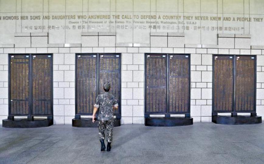 ■南韓士兵在首爾韓戰紀念館察看韓戰陣亡美軍名單。美聯社 ■南韓士兵在首爾韓戰紀念館察看韓戰陣亡美軍名單。美聯社