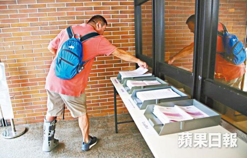 ■漁光村過渡屋昨起派表接受申請。袁志中攝 ■漁光村過渡屋昨起派表接受申請。袁志中攝