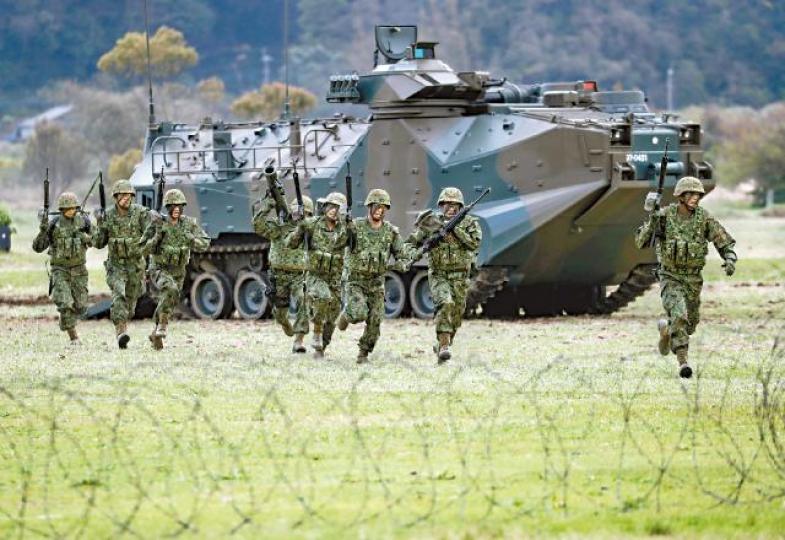 ■日本近年不斷擴大自衞隊軍力,今年4月就成立二戰後首支兩棲部隊。資料圖片 ■日本近年不斷擴大自衞隊軍力,今年4月就成立二戰後首支兩棲部隊。資料圖片