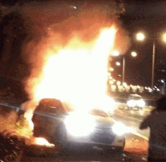 ■一部比亞迪電動的士2012年被撞後立即起火,車內3人被燒死。 ■一部比亞迪電動的士2012年被撞後立即起火,車內3人被燒死。