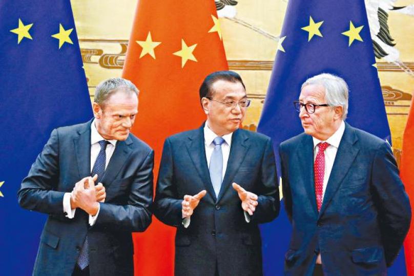 ■李克強昨與圖斯克(左)、容克(右)出席聯合記者會。路透社■三藩市也有華人向習像潑墨。 ■李克強昨與圖斯克(左)、容克(右)出席聯合記者會。路透社■三藩市也有華人向習像潑墨。