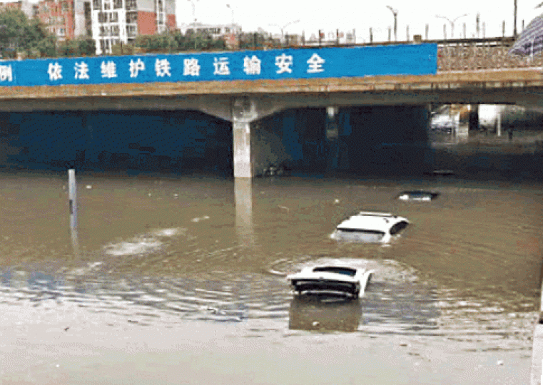■昌平橋下積水令私家車沒頂。■暴雨造成樓梯瀑布。■網民在水浸的巴士站笑稱「等船來接」。■女車主在洪水中抱樹待救。互聯網 ■昌平橋下積水令私家車沒頂。■暴雨造成樓梯瀑布。■網民在水浸的巴士站笑稱「等船來接」。■女車主在洪水中抱樹待救。互聯網