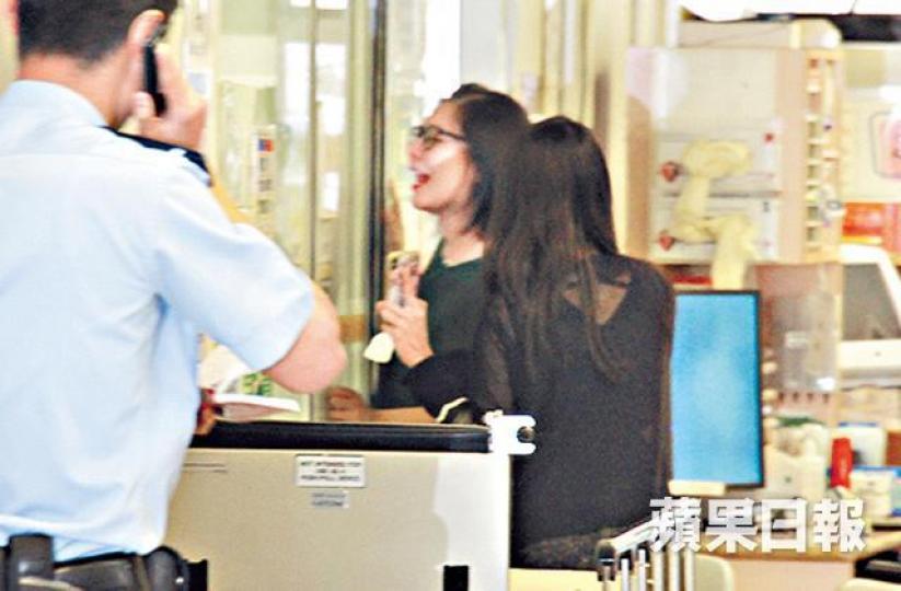 ■男嬰送院後不治,女親友表現激動。劉永明攝 ■男嬰送院後不治,女親友表現激動。劉永明攝