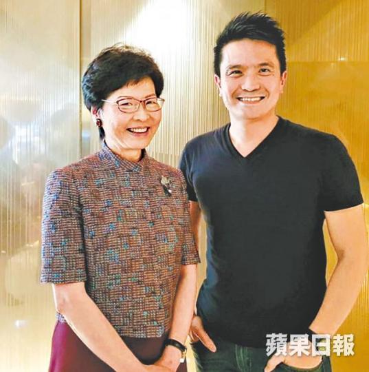 ■雷蛇創辦人陳民亮、特首林鄭月娥與工作人員大合照。 ■雷蛇創辦人陳民亮、特首林鄭月娥與工作人員大合照。