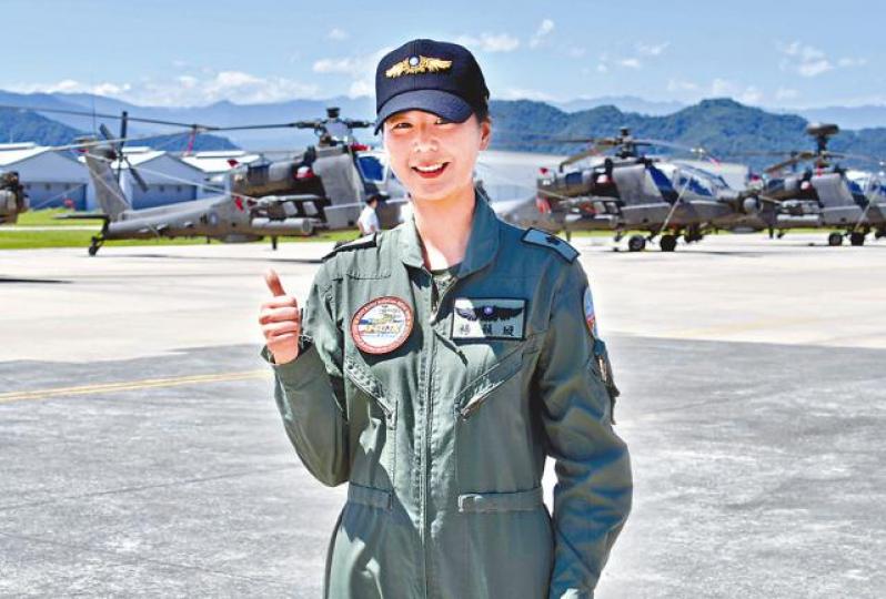 ■楊韻璇是亞洲首位阿帕奇女機師。■台軍軍人列隊接受檢閱。 ■楊韻璇是亞洲首位阿帕奇女機師。■台軍軍人列隊接受檢閱。
