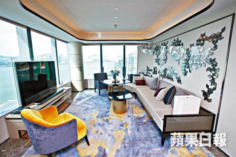 ■海匯酒店實用面積839方呎套房,望無遮擋維港景。晉平安攝 ■海匯酒店實用面積839方呎套房,望無遮擋維港景。晉平安攝