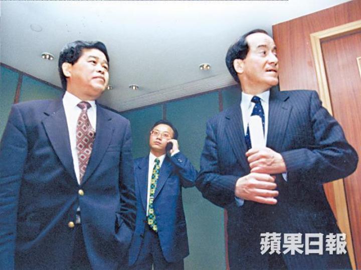 ■杜輝廉(右)有份創立的百富勤曾叱咤風雲,高寶明(中)當年為高層之一。資料圖片 ■杜輝廉(右)有份創立的百富勤曾叱咤風雲,高寶明(中)當年為高層之一。資料圖片