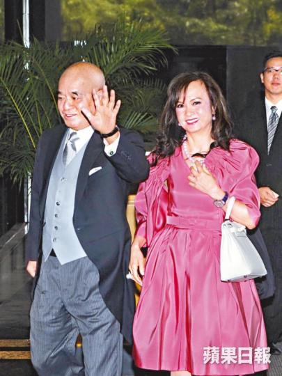 ■葉美卿(右)與鄭家純結婚多年,二人關係一度相敬如冰,至近年才有所舒緩。資料圖片 ■葉美卿(右)與鄭家純結婚多年,二人關係一度相敬如冰,至近年才有所舒緩。資料圖片